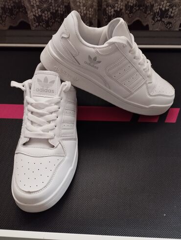 обувь белая: Продаю кроссовки adidas в отличном состоянии с коробкой, одеты один