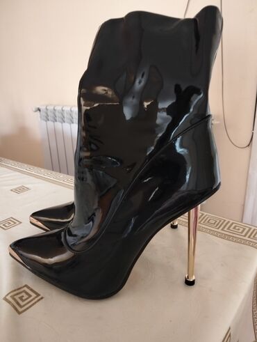 JAC: Qadın laklı bot – stiletto daban - Rəng: qara, yüksək parlaq lak