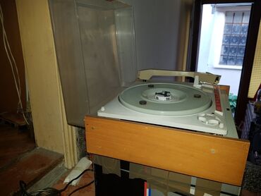Stari uređaji: Vintage gramofoni – dve jedinice Opis 1: - Mehanički gramofon sa — 5