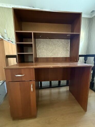 двухъярусная кровать и письменный стол: Компьютердик үстөлү, Текчелери бар