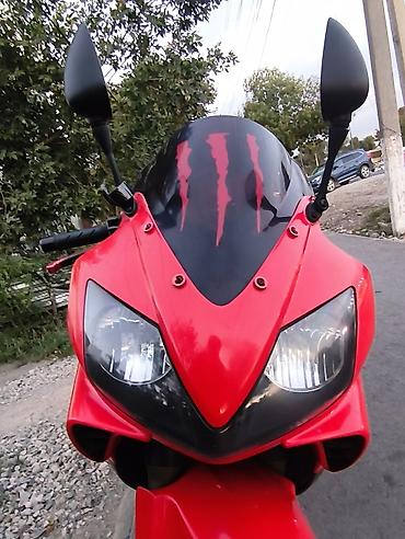 Мотоциклы: Спортивный мотоцикл Honda CBR (класс 600 куб.) в яркой красно‑черной — 7