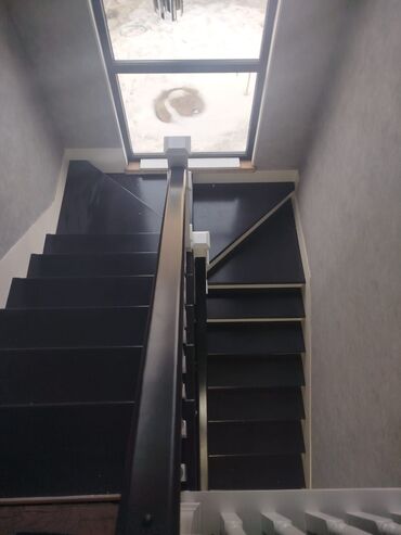 Деревянные лестницы: Прямая лестница из дерева с балясинами и поручнями, выполненная в — 4