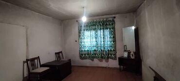 пол дом ош базар: Дом, 62 м², 4 комнаты, Агентство недвижимости, Старый ремонт
