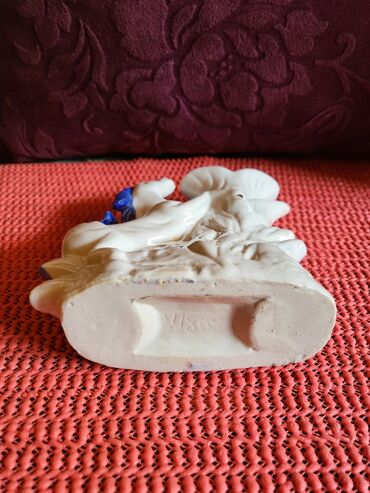 Figurice i makete: Figura,vaza nova,vintaz,porcelanska. Visina. 13cm — 9