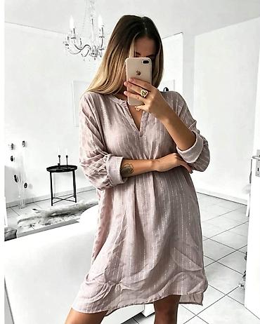 35: Ženska ležerna košulja-haljina sa diskretnim metalik prugama - Kroj — 1