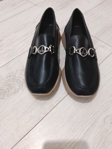 лоферы кожа: Женские лоферы из гладкой черной кожи с фактурным зернением