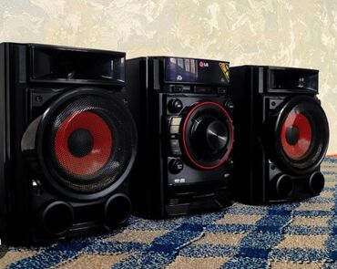 Другая аудиотехника: LG XBoom audio sistemi iki dinamik və bir mərkəzi blokdan ibarətdir