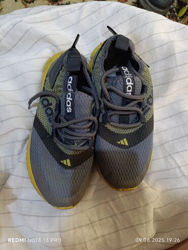 спортивные костюмы для женщин: Повседневные кроссовки Adidas в сером цвете с желтыми элементами