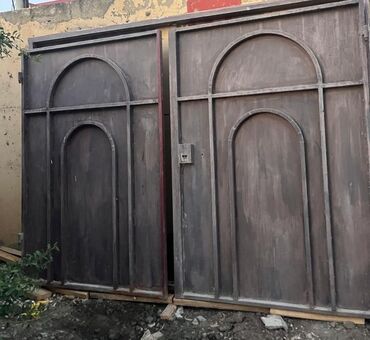 ucuz çılçıraqlar: Darvazalar, Həyət üçün