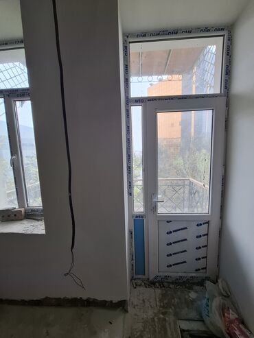 Uzunmüddətli kirayə mənzillər: Menzil 28 mayda Merkezi Bankin yanindaki binada yerlesir.balkonlar ve