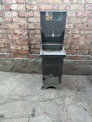 умывальник для частного дома: Продаю умывальник (дачный/дворовой) Металлический, с краном и