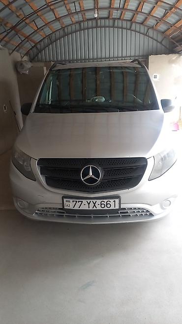 Mercedes-Benz Vito, gümüşü rəng, miniven/kombi kuzov. Ön hissədə