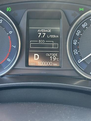 Toyota: Toyota Corolla: 1.6 l | 2014 il Sedan — 13