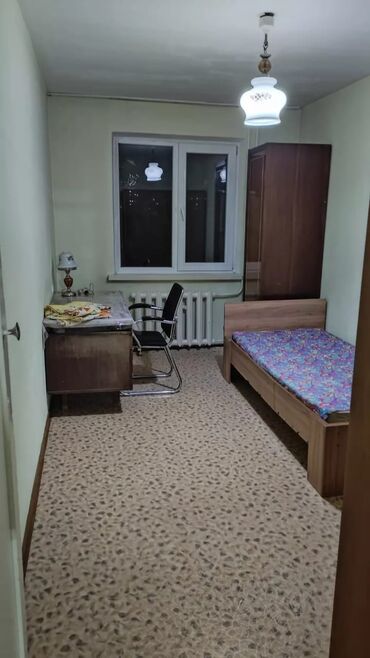 кровать с маятником: Кровать односпальная с деревянным каркасом и изголовьем. Матрас с