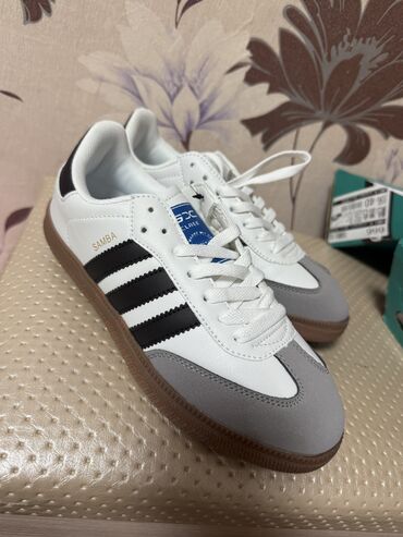 продаю женские сапоги: Кроссовки, 40, Adidas, Новый, цвет - Белый, Самовывоз