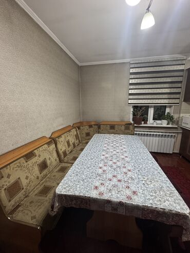 Кухонные мягкие уголки: Продаю кухонный уголок, стол и 5шт табуреток (стулья) . Размер стола