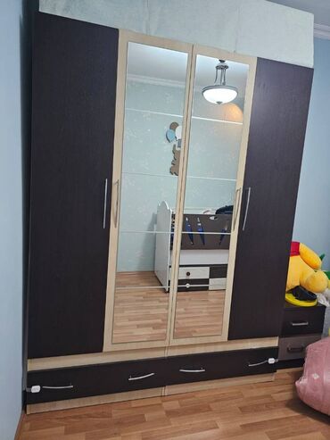 işlenmiş şkaf: İşlənmiş, 4 qapılı Düz dolab, Şifonyer