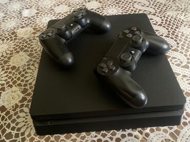 телефоны сони: Qara rəngdə olan PlayStation 4 Slim oyun konsolu iki ədəd Dualshock 4