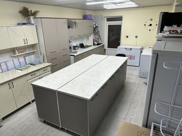 продаю офис 107 м² с ремонтом с мебелью административное здание 1 этаж: Сдаётся помещение-студия 24 м² в удобном районе! Состояние - свежий