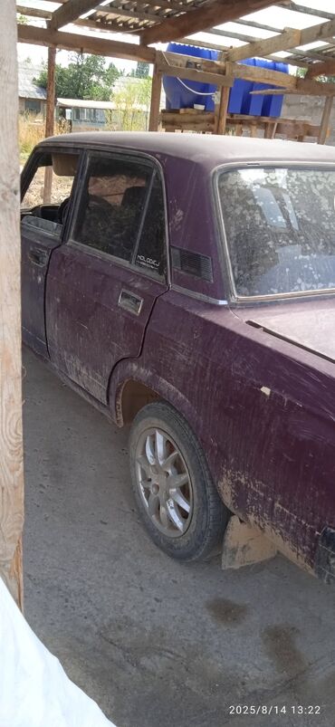 купить трактор мтз 82 в рассрочку: Седан Lada 2107 пурпурного цвета, классическая модель, известная своей