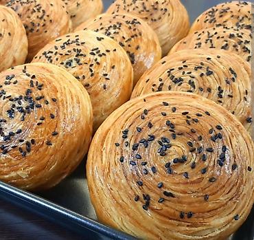 Un məmulatları: Təsvir: - Qat-qat yağlı xəmir: əl ilə yoğrulan, dəfələrlə yayılıb — 1