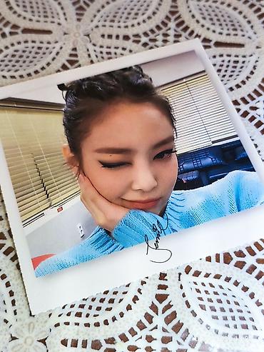 imzali forma: Jennie İmzalı polaroid üslublu foto kart Xüsusiyyətlər: - Ön tərəfdə — 1
