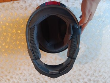Asia: Motorsiklet kaskı yaxsi vizeyyetde cuzi cızıqları var