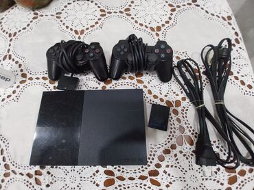 PS2 & PS1 (Sony PlayStation 2 & 1): Sony PlayStation 2 konsolu, iki ədəd idarəetmə pultu və lazımi