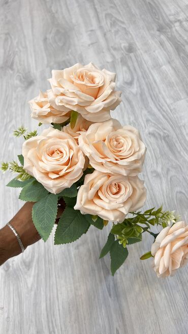 Süni güllər: Suni gullerin topdan perakenden satisi
5 azn baslayan qiymetler — 4