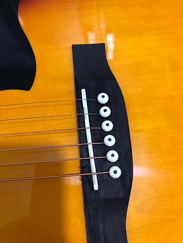 Гитары: Акустическая гитара формата дредноут с вырезом (cutaway), окраска — 9