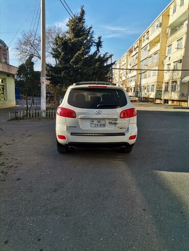 Hyundai: Hyundai Santa Fe – ağ rəngli, 5 qapılı SUV. Əsas xüsusiyyətlər: - — 7