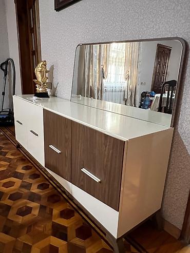 Komodlar: Qonaq otağı üçün güzgülü komod və TV stend. Komodun 4 çəkməcəsi var və — 1
