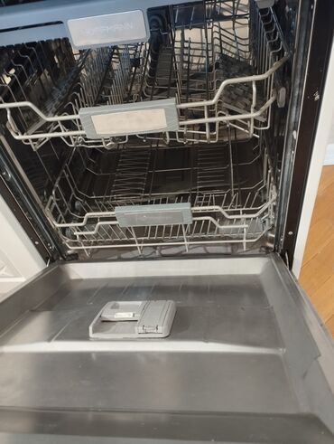 Soyuducular: Hoffmann qabyuyan maşın – quraşdırılan tip, qara rəngdə ön panel