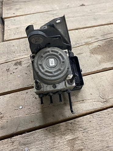 dobar punjac za akumulator: ABS PUMPA ZA VOLKSWAGEN GOLF 7 - 5Q0614517R | Abs pumpa za Golf 7 — 1