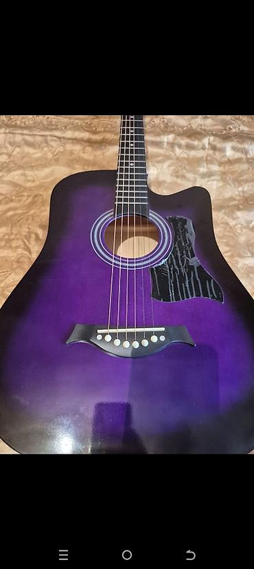 fender gitara: Akkustik gitara – kəsik (cutaway) korpuslu, bənövşəyi–qara gradient — 2