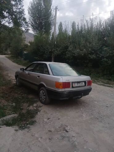набор инструментов для авто: Audi 80 (B3), серебристый седан, левый руль. Кузов: - 4 двери