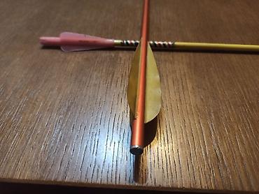 strele za samostrel: Dve strele za samostrel. Dužine: 38cm i 27cm. Metalni vrhovi — 6