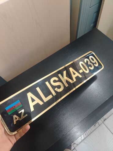 Avtomobil üçün alətlər: Üzərində Azərbaycan bayrağı, "AZ" hərfləri və "ALISKA-039" yazısı olan