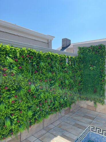 Süni güllər: Süni yaşıl divar paneli müxtəlif yaşıl yarpaqların və qırmızı — 2