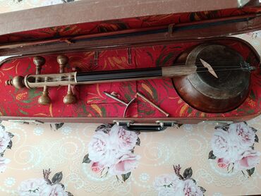 işlənmiş qaçış aparatı: 2 kamança (15 və 22 illik hər ikisi təbii ağacdan), 2 dəyişilə bilən