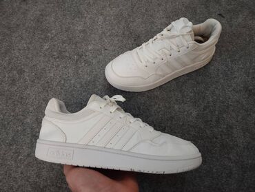 Orginal Adidas ela veziyyetdedir az geyinilib.hec bir defekti cirigi