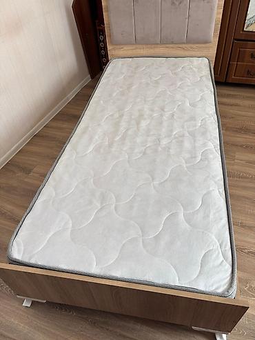 Çarpayılar: Bir nəfərlik çarpayı və döşək dəsti - Ölçü: təqribi 90x200 sm (bir — 1