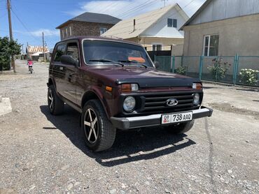 кузовной домкрат: LADA 4x4 (Нива),2‑дверный внедорожник, бордовый цвет. Особенности и