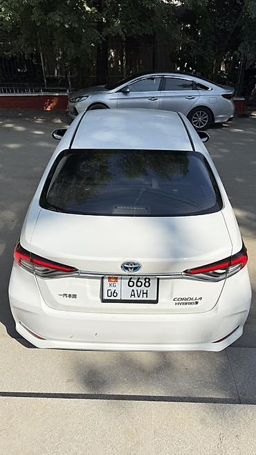 машина гибрид марки: Toyota Corolla: 2019 г., 1.8 л, Вариатор, Гибрид, Седан — 2