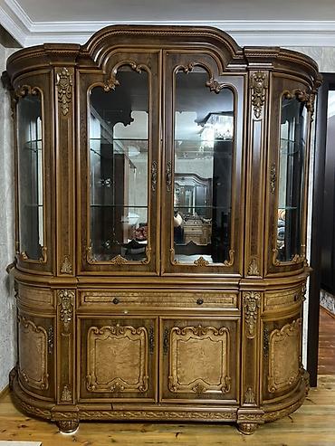 kuxna masaları: 2si birlikdə 400 manat. Təmiz taxtadı, qədimidi, ağır materialdı — 2