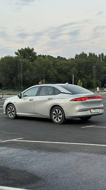 jac s7: Электрический седан GAC AION S MEI 5830 серебристом цвете, оснащенный — 6