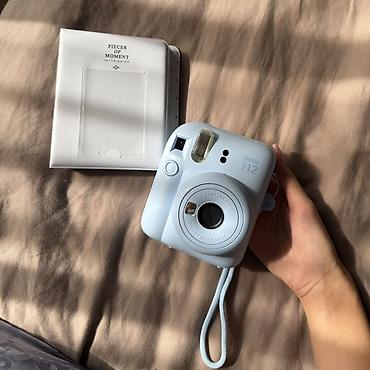 FUJIFILM Instax mini 12 — компактная моментальная камера в