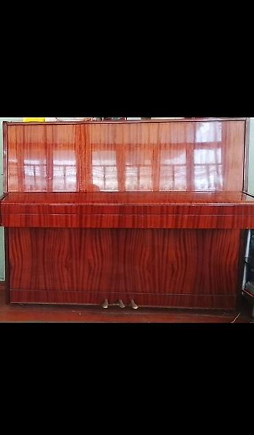 Upright piano – klassik dizayn, laklı taxta korpus. - Korpus: cilalı