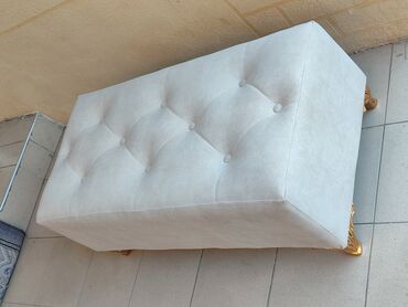 Пуфики: Элегантная банкетка прямоугольной формы, обтянутая мягкой тканью — 2