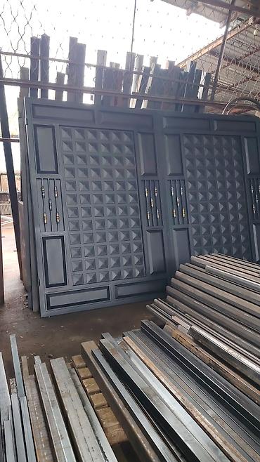 Распашные ворота: Металлические распашные ворота с калиткой (модульные панели) - — 47